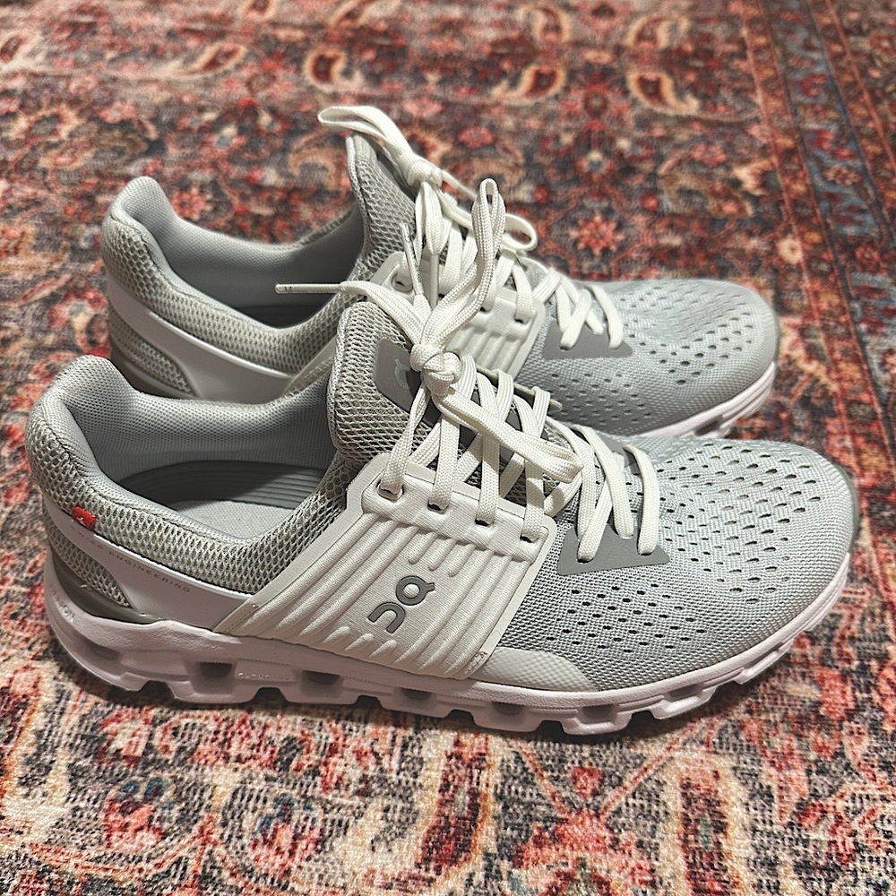 On Women’s Cloudswift in Glacier|White Size 8- worn ONCE! Like new condition.